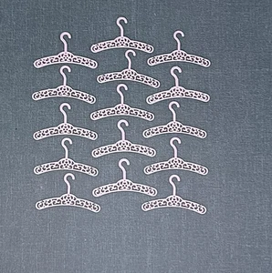 15 Kleiderbügel rosa FILIGRAN Konvolut ERSATZ Maßstab 1/6 für Barbie 12" Puppen - Bild 1 von 4