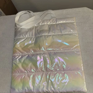 BATH & BODY WORKS WHITE IRIDESCENT PUFFER TOTE GIFT BAG - Picture 1 of 5