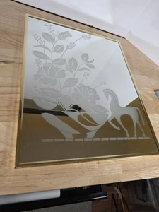 Vintage geätzte Spiegel Wandbild Pferd & Blumen Vase Goldrahmen Hollywood Regency  - Bild 1 von 6