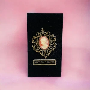 Vintage 18k Gold Plated Cameo Tac Pin Made in USA Retro Costume Jewelry 1.5" - Picture 1 of 7