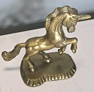 Scultura statuina unicorno ottone massiccio vintage alta 3¹/²/3¹/²larga tono metallo oro - Foto 1 di 14