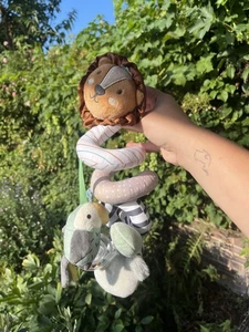 Juguete de actividad para bebé Nuby peluche espiral selva juguete suave cochecito cuna - Imagen 1 de 5