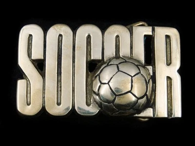 SJ11104 VINTAGE 1978 **FUTEBOL** FIVELA DE CINTO BARÃO BRONZE SÓLIDO ESPORTIVO - Imagem 1 de 2