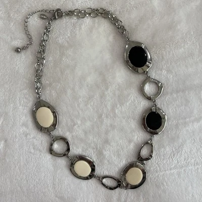 Collar de plata Chico’s para mujer con incrustaciones negras y crema Foto 1 de 3