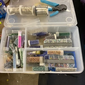 Perlenzubehör - Perlen, Draht & Crimpzange im Behälter - Bild 1 von 4