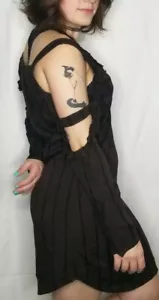 BCBGeneration kleines schwarzes Etuikleid mit langen Peek-a-Boo Ärmeln Gr. XXS - Bild 1 von 5