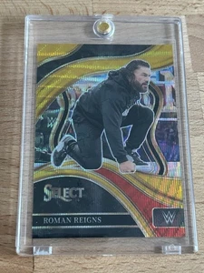 2024 Panini Select WWE - Ringside Roman Reigns #241 Gold Wave Prizm /10 - Foto 1 di 2