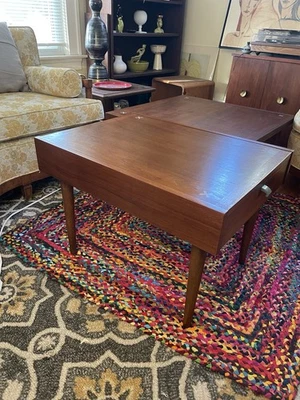 2 mesas auxiliares y de café Merton Gershun American Martinsville de aluminio X nogal Foto 1 de 4