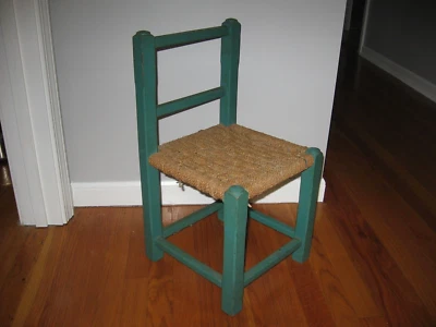 Colección de sillas de arte popular - Silla infantil vintage pintada a mano tallada a mano de ratán" Foto 1 de 3