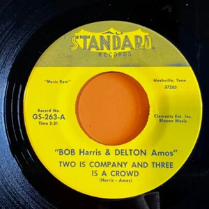 BOB HARRIS & DELTON AMOS Two Is Company And Three Is A Crowd/Look Close Up 45 NM - Imagen 1 de 2