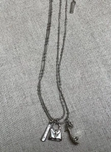 Kenneth Cole Tono Plata Doble Cadena Dije Collar Tacón Alto Zapato y Cartera. - Imagen 1 de 5