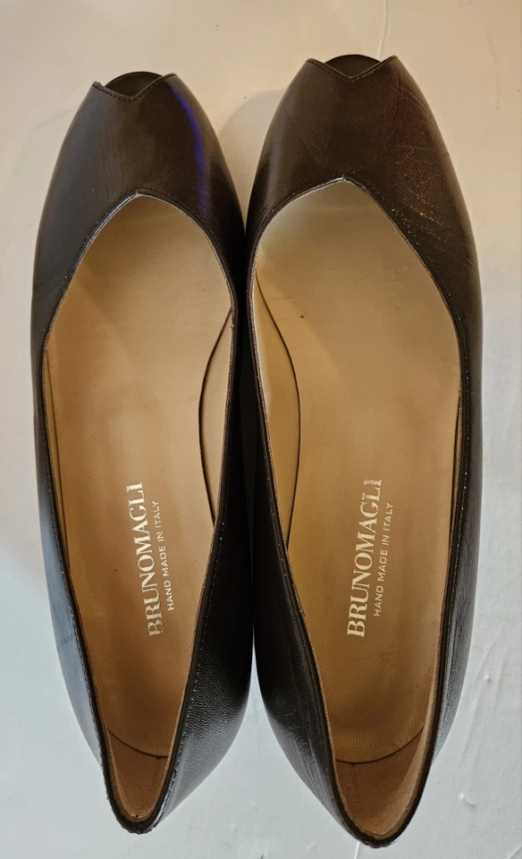 Bruno Magli Feminino Parma Peep Toe Cunha Plana Couro Marrom 37.5 - 7.5 EUA NOVO SEM CAIXA - Imagem 1 de 4