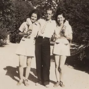 Instantánea artística del hombre guapo dos mujeres de pie al aire libre de la década de 1930 - Imagen 1 de 3