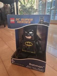 NUEVO Lego DC Superhéroes Batman Reloj Despertador Minifigura Batería Digital Clictime - Imagen 1 de 4