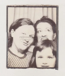 Tres bonitas mujeres jóvenes lindas hermosas hermosas mujeres damas cabina de fotos instantánea inusual - Imagen 1 de 7