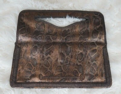 NUEVO CON ETIQUETAS Halston Heritage Dorado Marrón Metálico Cuero Serpiente Largo Bolso de Mano Cartera Bolso sin asas Foto 1 de 4