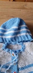 3 Teiliges selbst gestricktes Babyset Mütze Jäckchen und Schüchen. - Bild 1 von 4