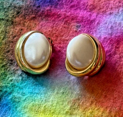 Pendientes redondos de colección corona Trifari Aldo Cipullo imitación perla tono dorado clip Foto 1 de 4