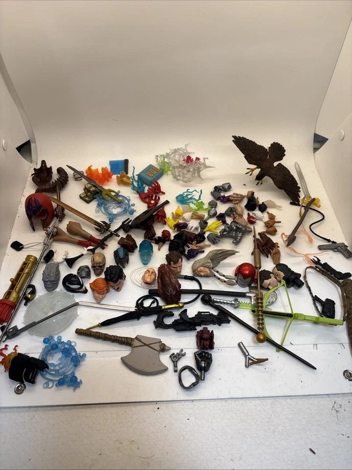 Lote de forraje cabezas manos armas piezas 75+ piezas Marvel Legends Foto 1 de 4