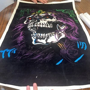 SCHWARZLICHT POSTER Totenkopf Krone Lich #1749 1997 23x35" Samt beflockt Vintage NEU - Bild 1 von 8