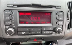 Reproductor de radio estéreo Kia Sportage 2011 2012 2013 CD MP3 AUX AM FM - Imagen 1 de 2