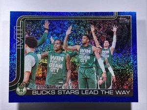 2025 Topps Baloncesto #281 Milwaukee Bucks “Fear The Deer” Lámina Azul Brillo Arena - Imagen 1 de 10