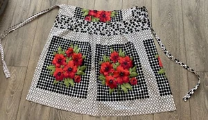 Vintage 1950 Large Size Pinnie Apron Cotton With Red Poppies On Black And White - Picture 1 of 4