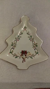 Mikasa Holiday Elegance Christmas Tree Shaped Dish Holly & Berry OH2589 - Picture 1 of 5
