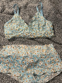 VS Victoria Secret Undergarmet Set Bra Panties Medium M Daisy Blue NWT