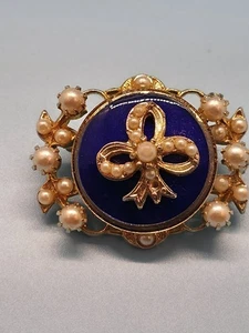 Coro Pegasus Brosche Kunstperle blau Emaille goldfarben Blume Anstecknadel Schleife MCM - Bild 1 von 10