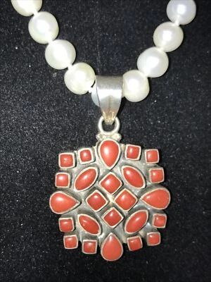 COLLANA IN PERLE DI FIUME BIANCHE CON PENDENTE CORALLO ROSSO IN ARGENTO 925 - Immagine 1 di 4