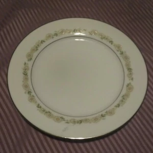 Vintage Noritake 6908 TRILBY Daisy Pattern 8 1/4" Salad Luncheon Plate Japan - Picture 1 of 5