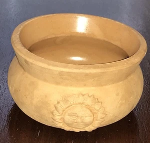 Cuenco pequeño de terracota con acabado mate facial de sol en relieve - esmaltado en el interior - Imagen 1 de 8