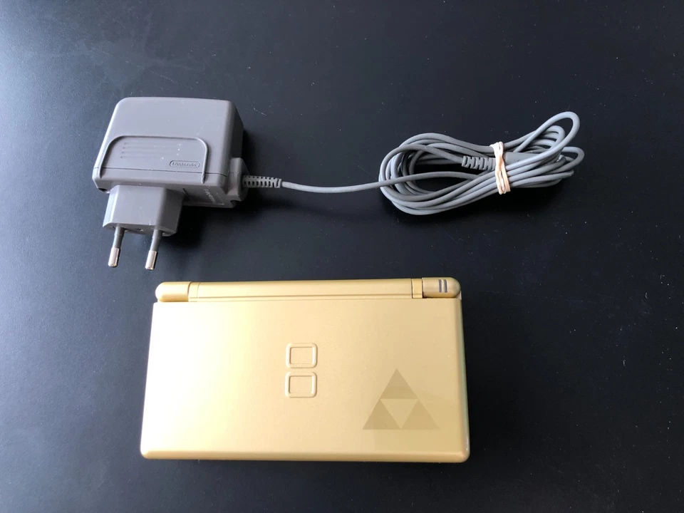 NINTENDO DS Lite Zelda dorée  Avec Chargeur et stylet en TBE - Photo 1/4