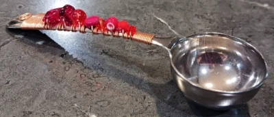 Alambre de acero inoxidable y cobre ~ Cuchara medidora TBSP de barra de café con cuentas de vidrio rojo Foto 1 de 4