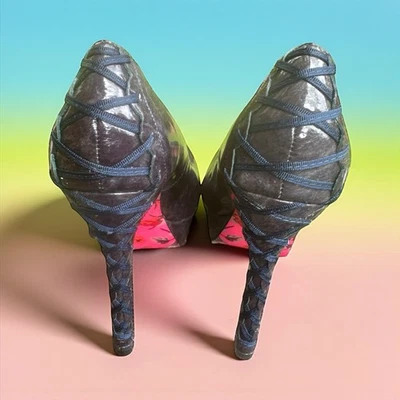 Betsey Johnson 蓝色漆皮高跟鞋 9.5 码 | 粉色鞋底 | 系带背面细节 — 第 1/4 张图片
