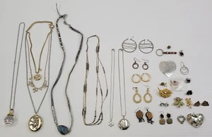 *L3) Mixed Junk Drawer Lot of 36 Jewelry Pieces Necklace Earrings Brooch - Picture 1 of 16