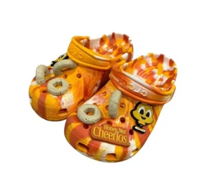 Crocs Größe Junior 5 Damen 7 Honig Nuss Cheerios klassischer Clog Kinder Sandalen Anhänger - Bild 1 von 19