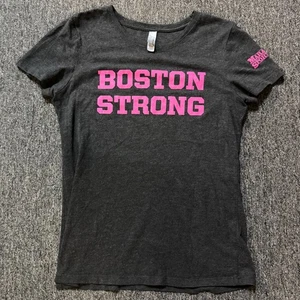 Boston Strong Next Level Apparel T Shirt Spellout Top Donna - Taglia L Grigio - Foto 1 di 6