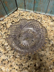 Tazón de baratija de vidrio amatista vintage pulgadas borde diente de sierra, diseño corte diamante - Imagen 1 de 5