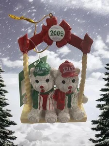 2009 Winn Dixie Christmas Ornament Bears Caps Swing - Picture 1 of 3