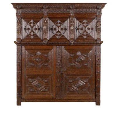 Монументальный шкаф из фламандского дуба 17 века с богато украшенным орнаментом и кессоном - Изображение 1 из 4