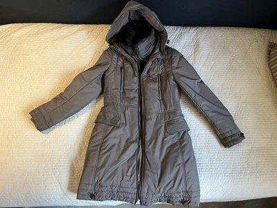 Abrigo de plumón Diego M Italia con ribete de piel de zorro genuina extraíble y capucha Foto 1 de 4