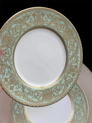 Pair of 2 Royal Worcester Embassy Green Dinner Plates 27cm Christmas Table Decor - Image 1 of 4