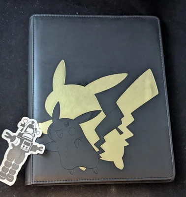 Pokemon Pikachu Ultra Pro Carpeta Negra con Cuero sintético Dorado 9 Bolsillos 360 Tarjetas Foto 1 de 4