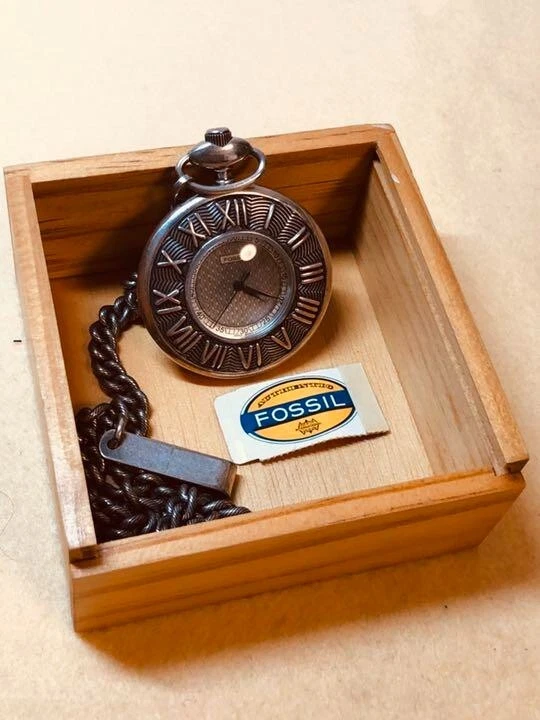 Reloj Bolsillo Cuarzo Fósil Vintage con Caja de Madera Foto 1 de 4
