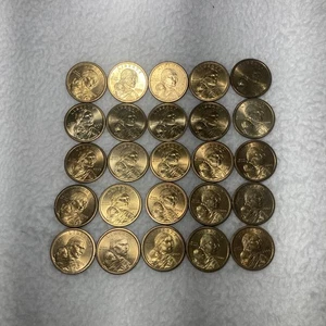 Lot 25 verschiedene Daten Sacagawea goldfarbene Dollar (1 $) Münzen Nachlass Box. - Bild 1 von 4