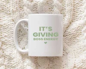 It's Giving Boss Energy Becher - Empowered Kaffeetasse & Motivationsgeschenk für Sie - Bild 1 von 4