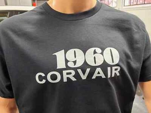 T-SHIRT UOMO CORVAIR 1960 GRANDE STAMPA FRONTALE RETRÒ CHEVY MONZA SPYDER CLASSIC - Foto 1 di 1