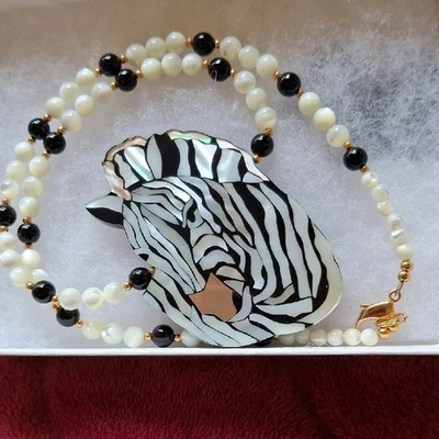 Collar colgante de cebra Lee Sands con concha de perlas blancas y negras y cuentas de ónix Foto 1 de 4